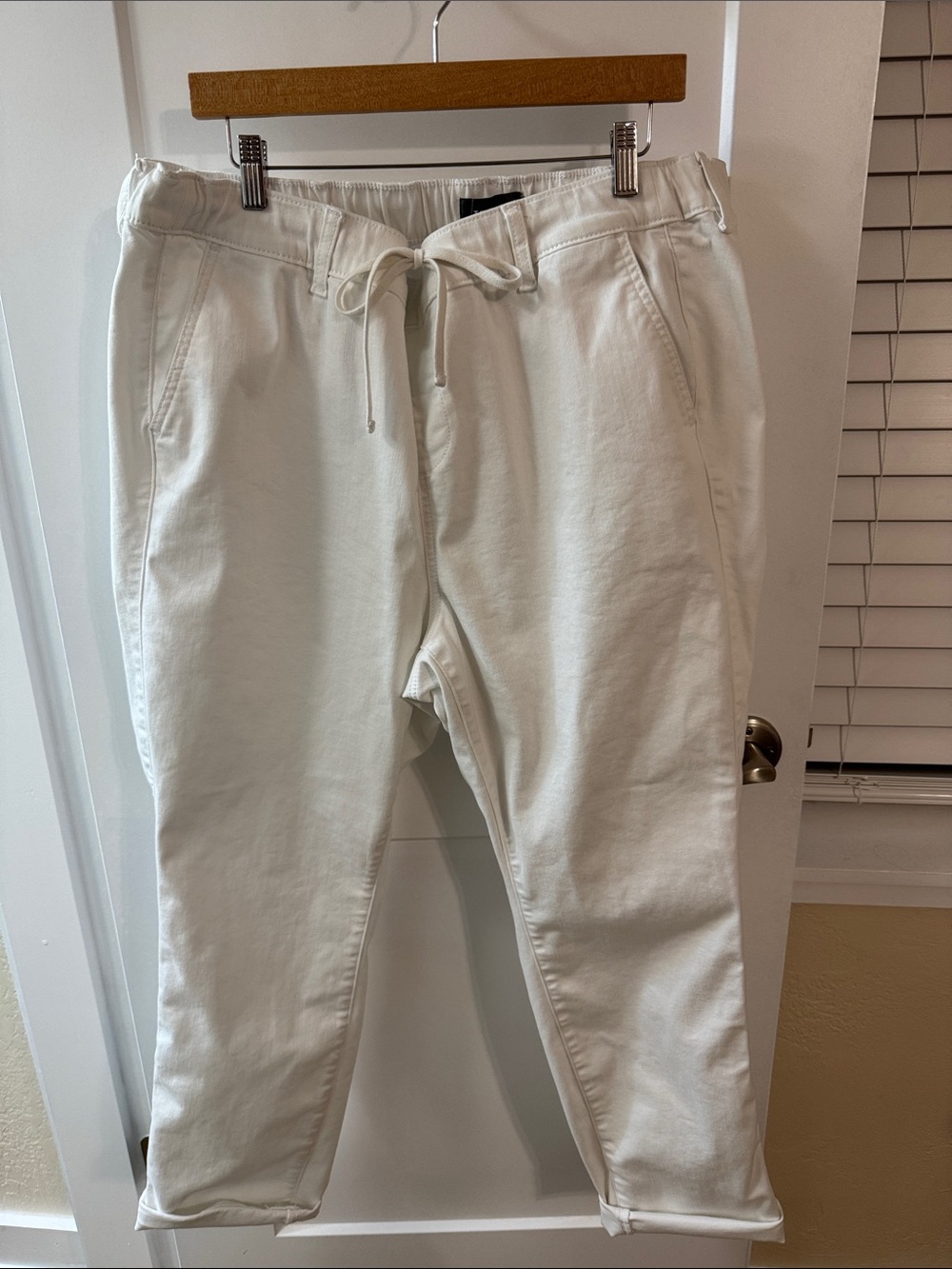 Torrid White Pull On Crop Pants Drawstring Stretch 3XL 3R Vacation Beach Strech